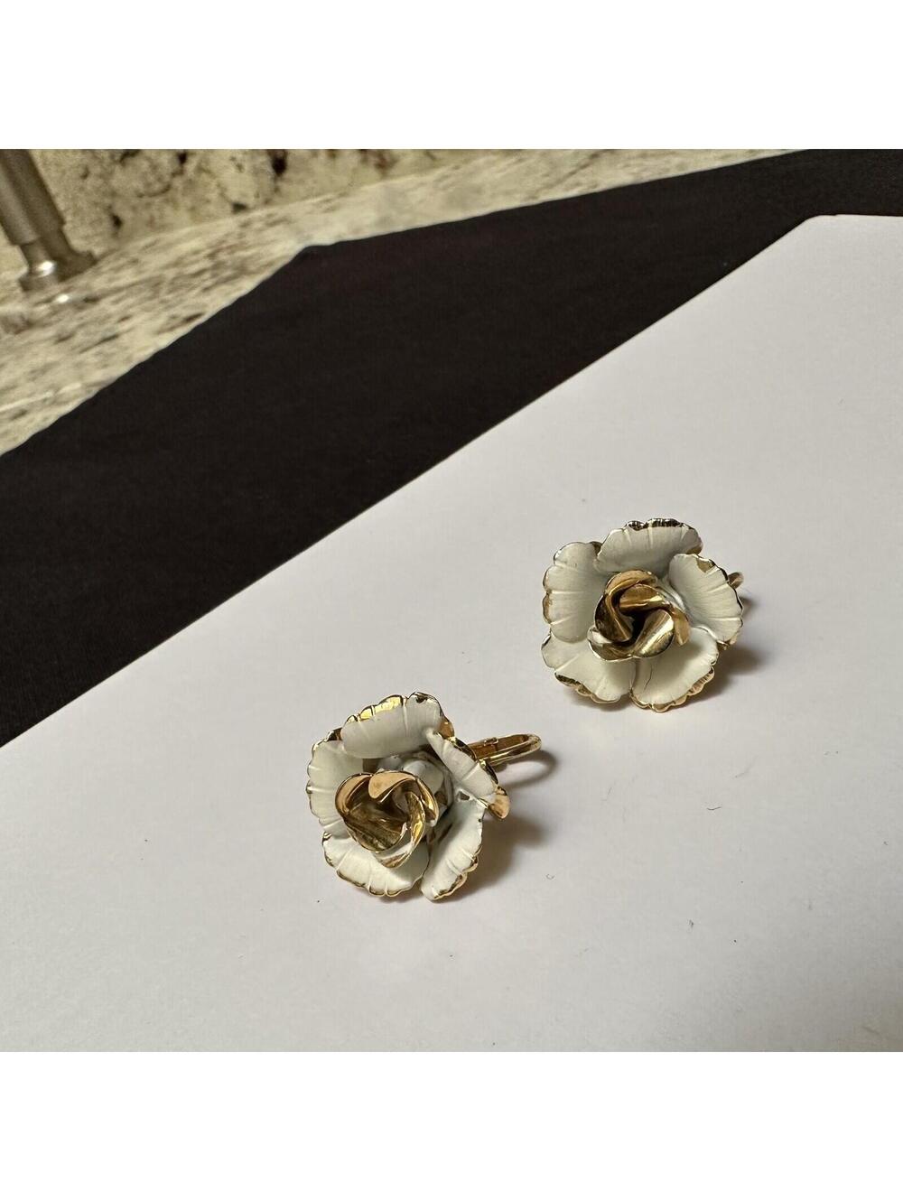 Vintage Giovanni Flower Gold Tone / White Clip On Non Pierced Earrings - Picture 2 of 7